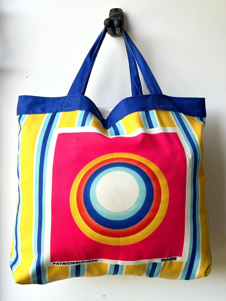 Cartera playera con la impresión de la obra "Añoranza" de la artista Patricia Quevedo