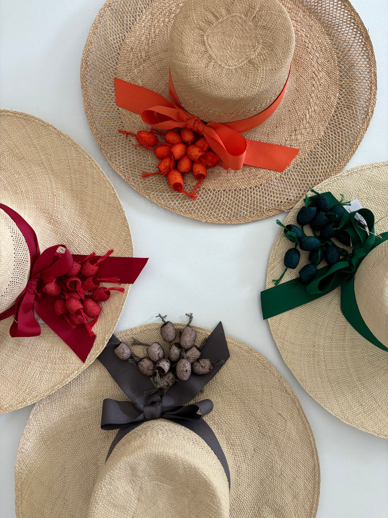 Sombrero decorado con cinta y capullos de seda