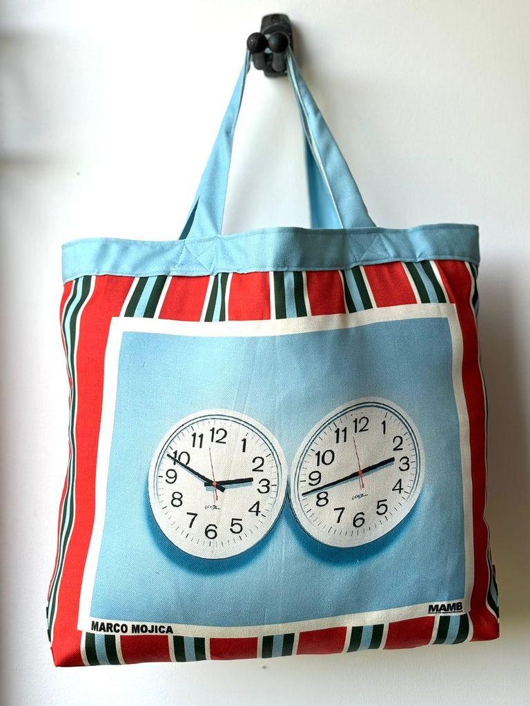 Cartera playera con lmpresión de la obra "Perfect Lovers" del artista Marco Mojica